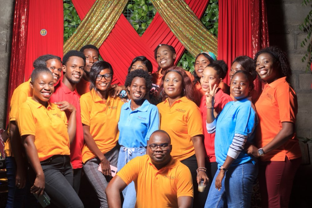 Un groupe de participants et de coachs de Proleads réunis en tenue orange