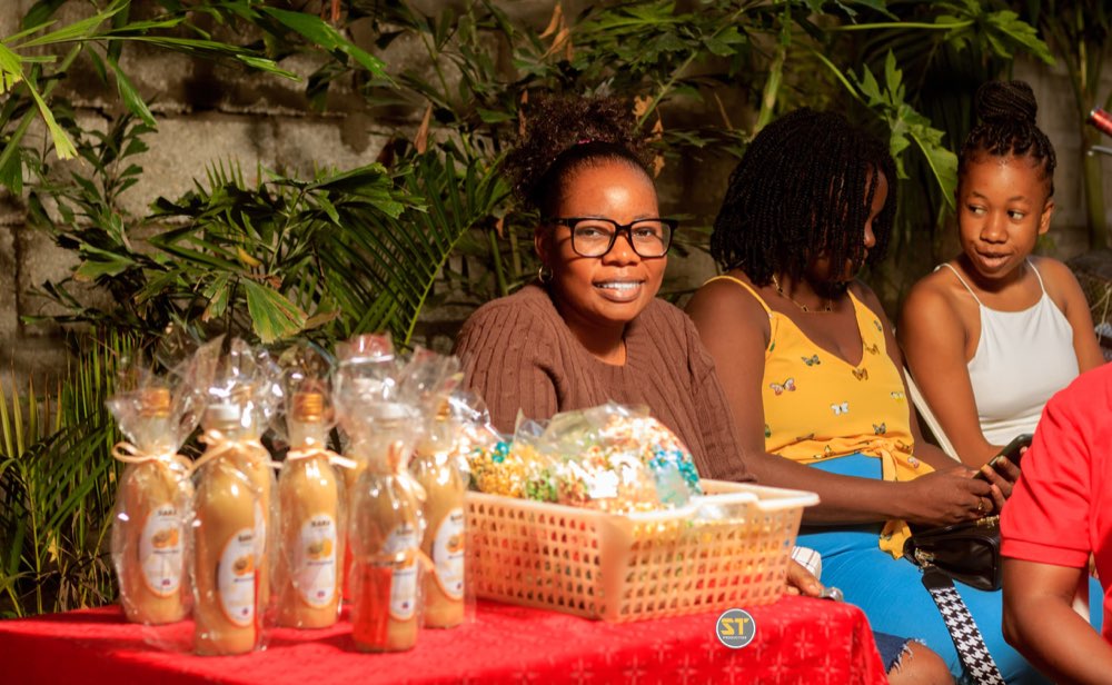 Des jeunes entrepreneurs présentent leurs produits lors d’une foire Proleads