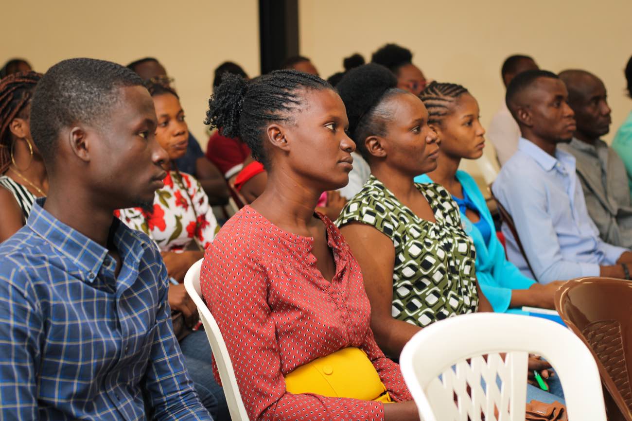 Des participants de Proleads écoutent attentivement pendant une séance de formation